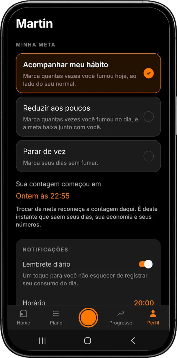 Tela de meta do app Fumava, com as três opções uma embaixo da outra: 'Acompanhar meu hábito', marcada, 'Reduzir aos poucos' e 'Parar de vez'.